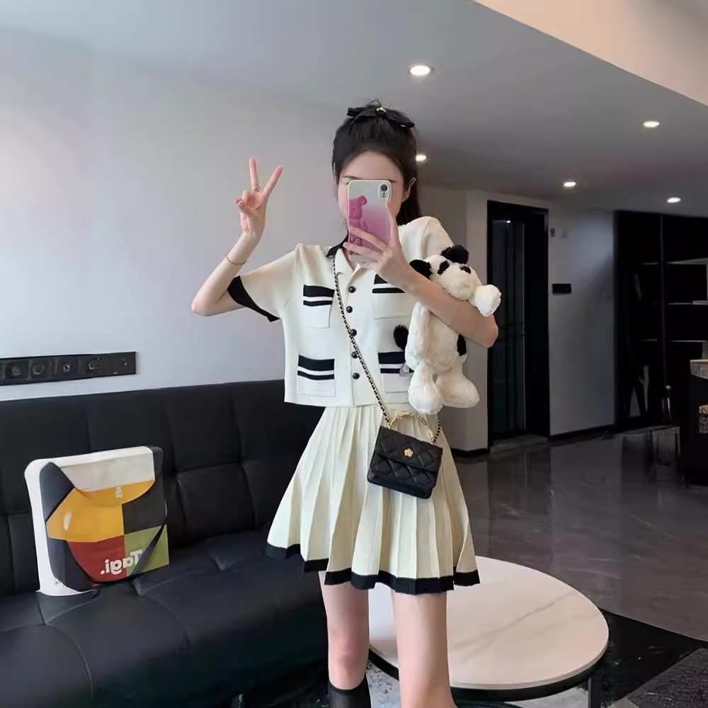 Chanel style knitted suit 41 01