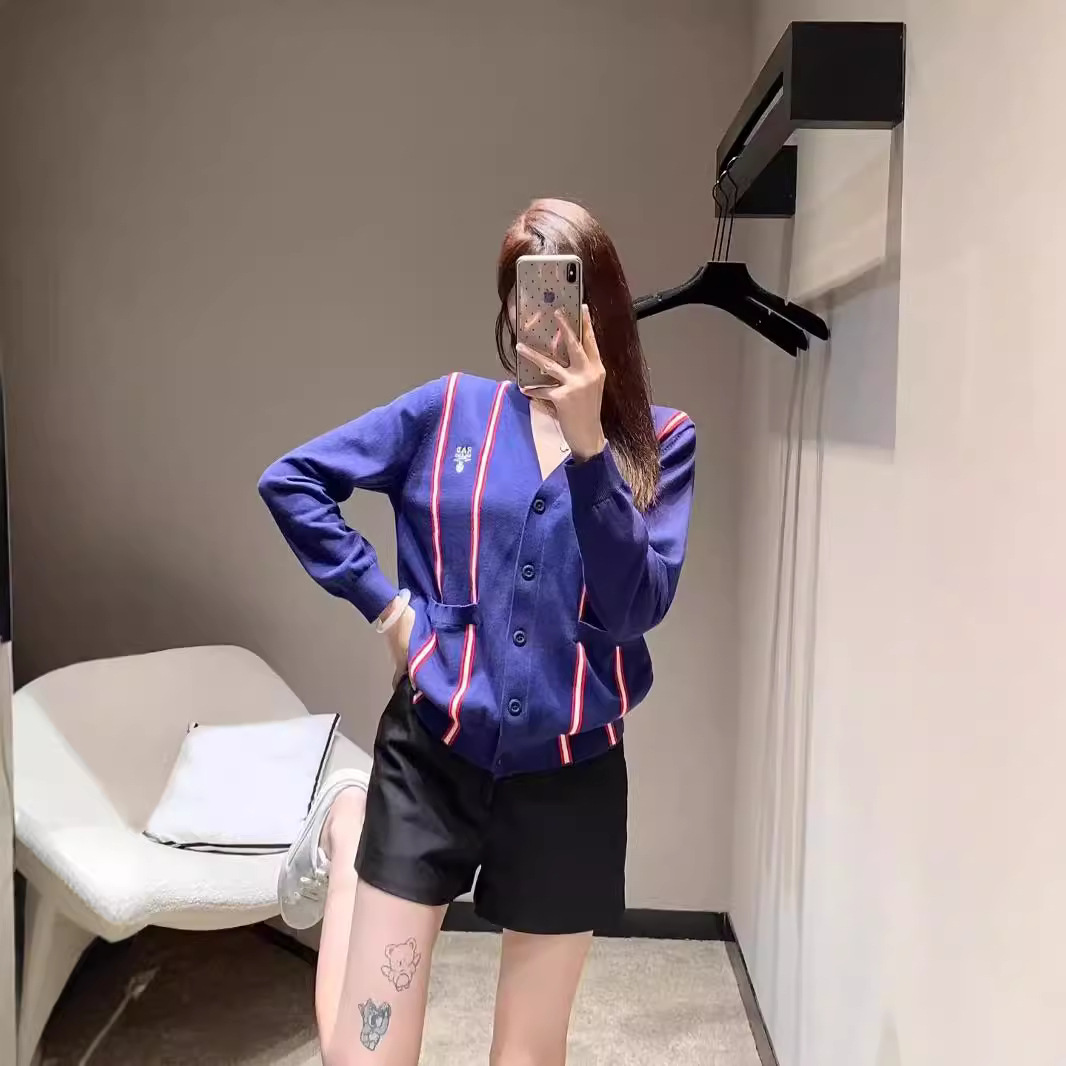 Loose V-neck long-sleeved knitted top 3 01